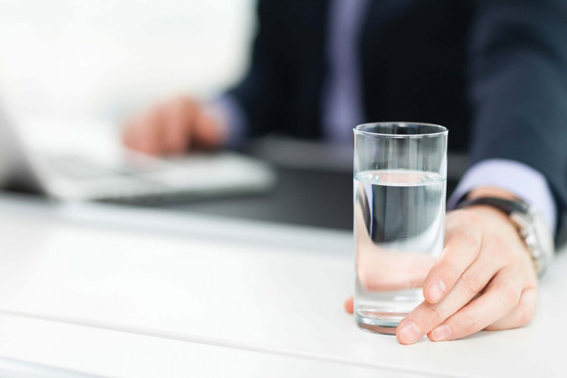 8 motivos para ter uma garrafinha de água no trabalho